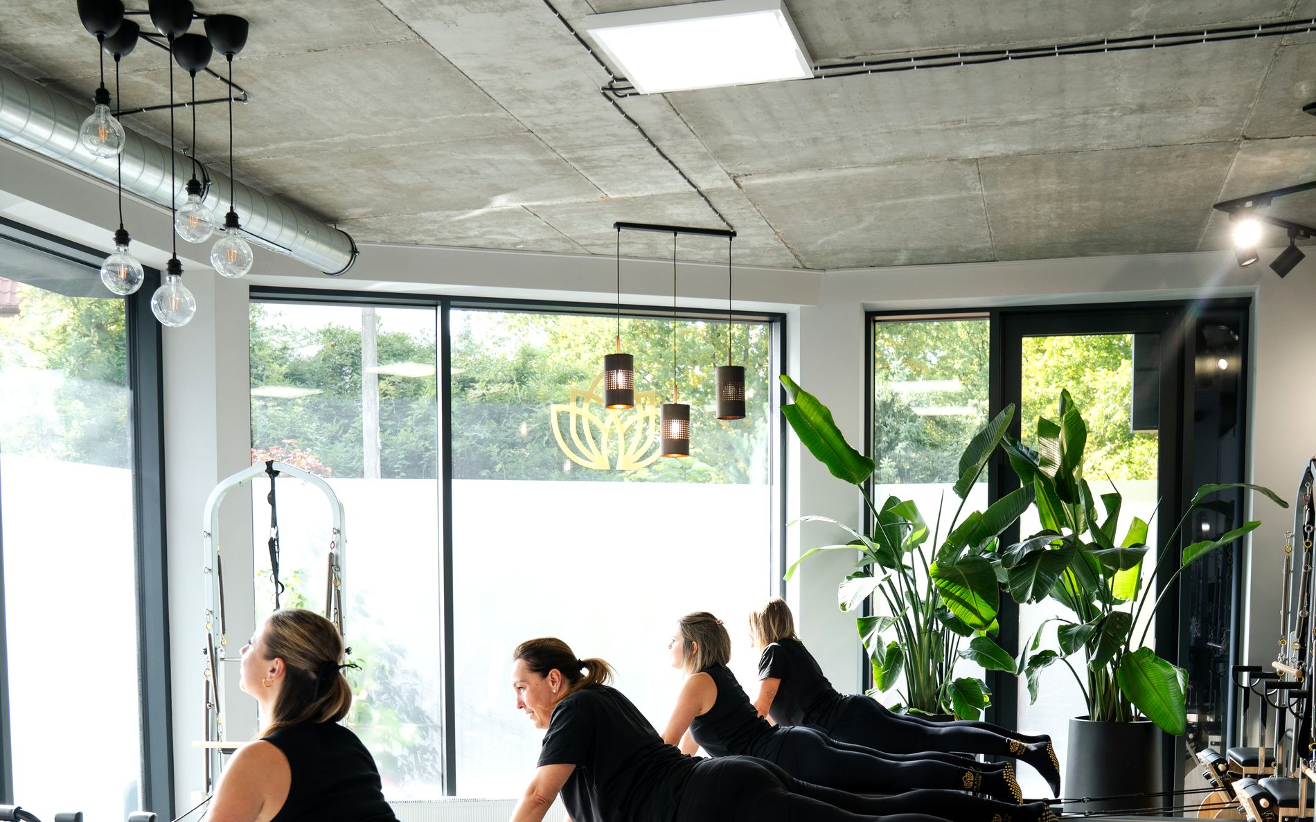 Studio Pilates Wawer — sala z reformerami